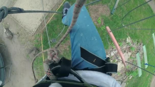 Menina em equipamentos de segurança no parque corda — Vídeo de Stock