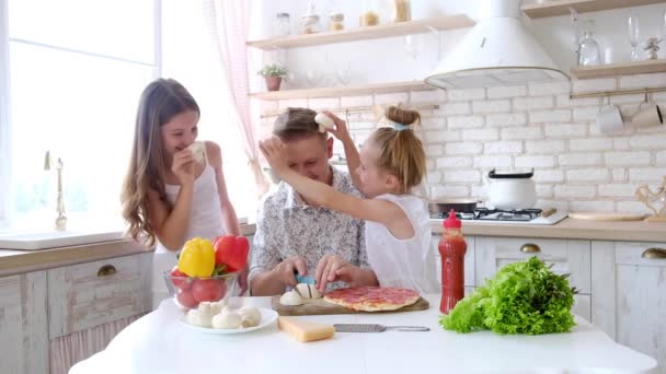 Padre e figlie si divertono in cucina — Video Stock