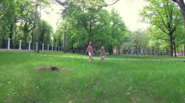 iki küçük kız parkta