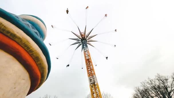 Carrousel à chaîne oscillante — Video