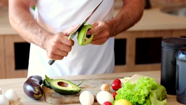 Homme épluchage avocat cuisine — Video