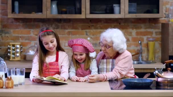 Avó com duas netas receita de leitura — Vídeo de Stock