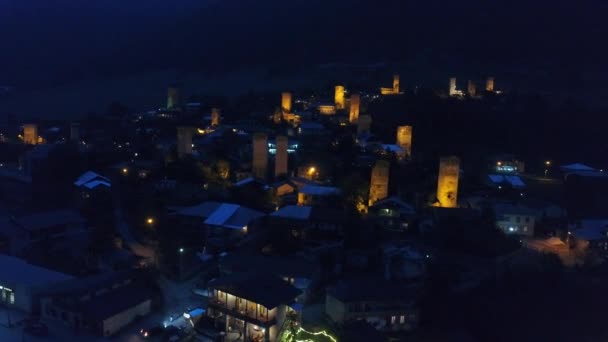 Vue aérienne des tours Svan à Mestia la nuit — Video