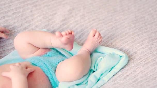 Симпатичный новорожденный в голубой трикотажной одежде — стоковое видео