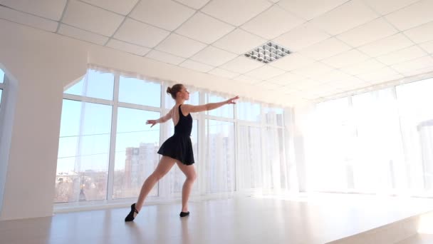 junge Ballerina übt Ballettbewegungen