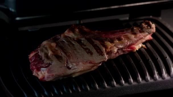 Sappig stukje biefstuk op een grill gekruid met specerijen — Stockvideo