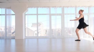 Balerin dansçı bir atlama beyaz studio gerçekleştirme