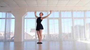 Genç güzel balerin bale pratik taşır