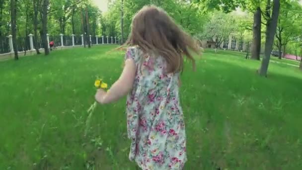 Liten flicka i parken — Stockvideo