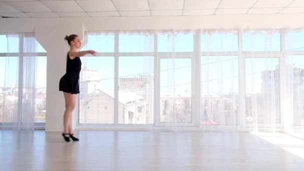 Hermosa joven bailarina practicando movimientos de ballet — Vídeos de Stock