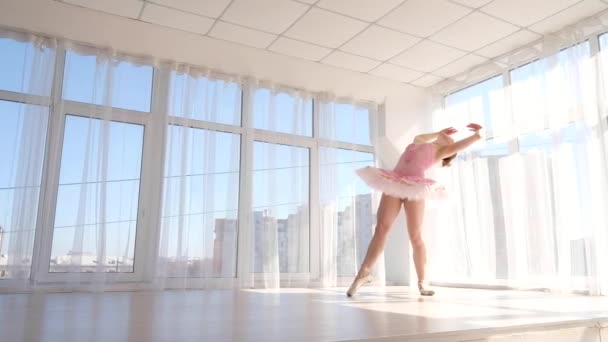 Славная балетная танцовщица в розовых пачках, практикующая и улыбающаяся — стоковое видео