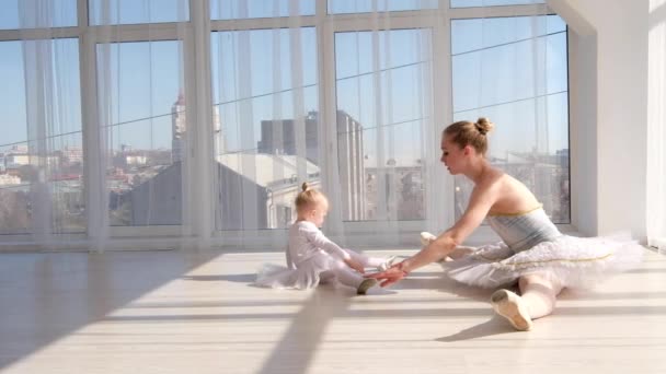 Bailarina con niña calentando antes de entrenar — Vídeos de Stock