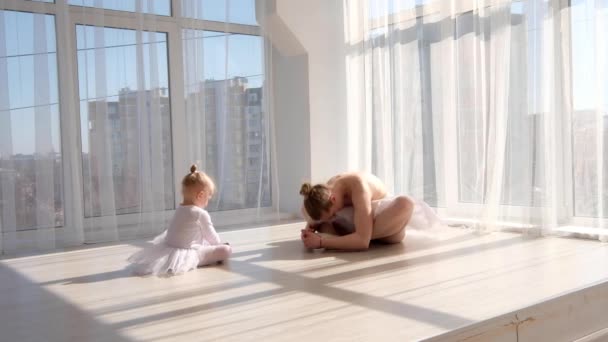 Балерина с дочерью разогреваются перед тренировкой — стоковое видео