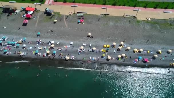 Luftaufnahme von Menschen, die sich im Urlaub entspannen, batumi — Stockvideo