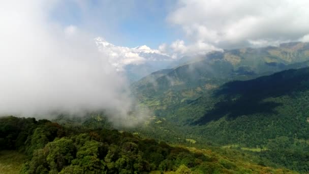Relevé aérien du paysage montagneux avec drone — Video