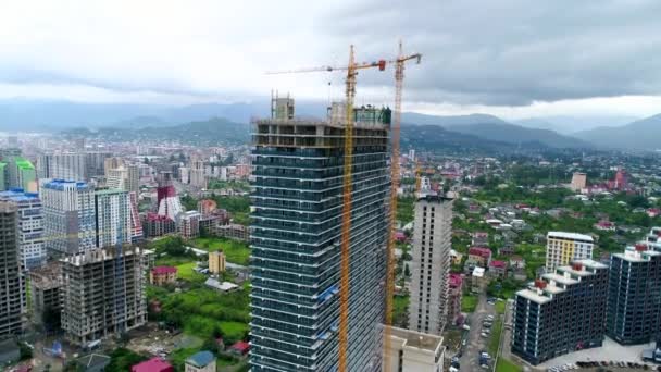 4 k πλάνα του ουρανοξύστη κατασκευή στο κέντρο της πόλης σε Μπατούμι — Αρχείο Βίντεο