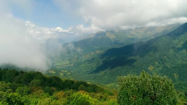 Panorámica del paisaje montañoso con un dron — Vídeos de Stock