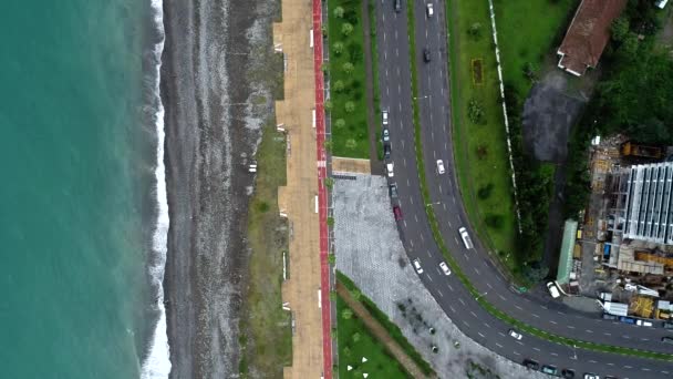 Vista aérea de arriba abajo 4k en la carretera a lo largo de la orilla del mar. Batumi. — Vídeo de stock