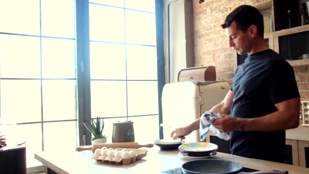 Hombre limpiar los platos lavados en la cocina — Vídeos de Stock