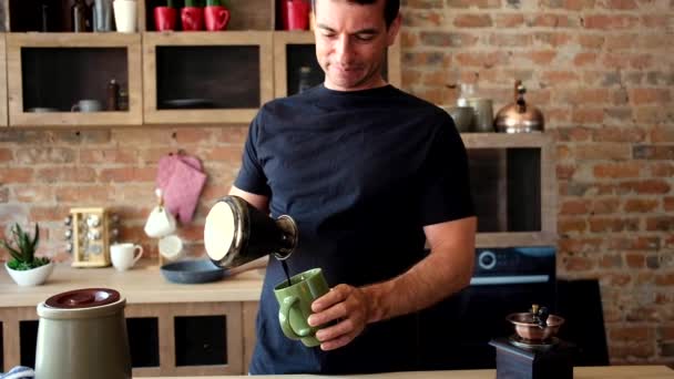 Красивый мужчина делает кофе — стоковое видео