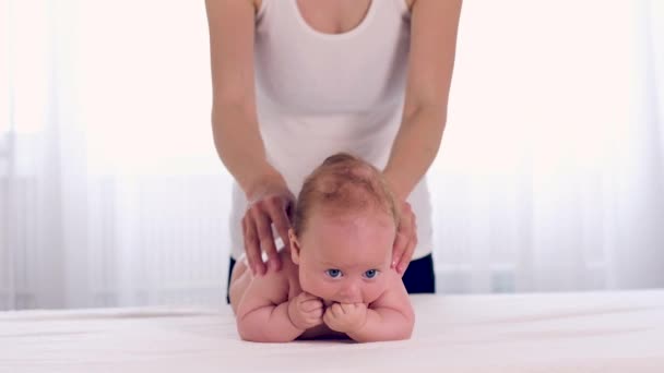Mãe massageando seu bebê infantil — Vídeo de Stock