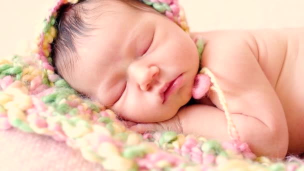 Um bebê adormecido bonito em um chapéu de malha — Vídeo de Stock