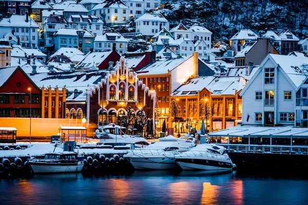 Jachten aangemeerd in de haven van Bergan, Noorwegen — Stockfoto
