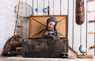 ahşap göğüs ptoto nadir kamerayla alarak küçük kız