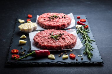 Çiğ et burger pirzola malzemeler ile