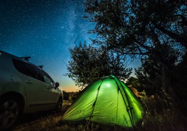 Çadır ve araba ile gece manzarası