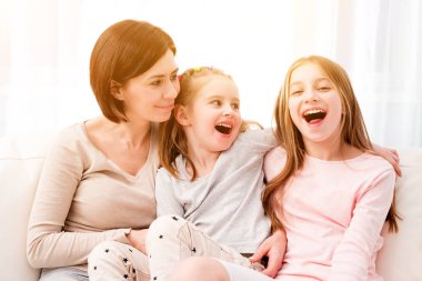 Küçük kızları kucaklayan anne