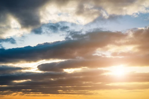 Bela vista do céu nublado do pôr do sol — Fotografia de Stock