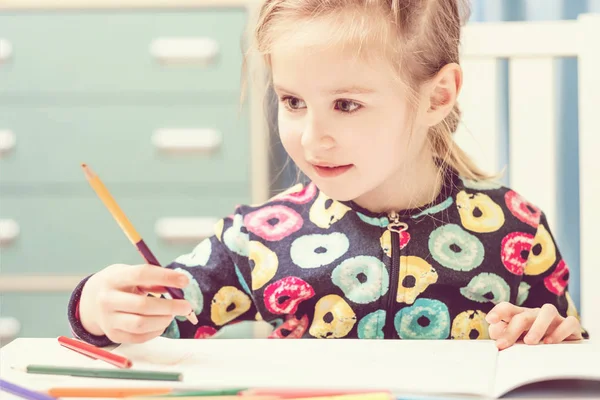 Charmante petite fille blonde dessine avec des crayons — Photo