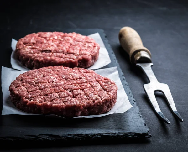Costeleta de hambúrguer cru na ardósia de cozinha — Fotografia de Stock