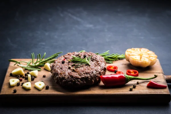 Вкусный говяжий бургер — стоковое фото