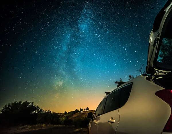 Paesaggio notturno con via lattea e auto — Foto Stock