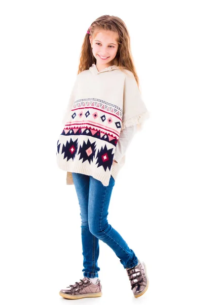 Lächelnd Entzückendes Kleines Mädchen Posiert Warmem Beigen Poncho Und Jeans — Stockfoto