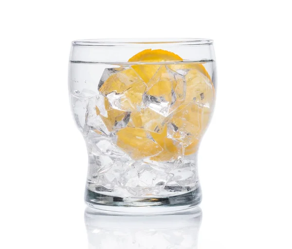 Стакан с холодной водой со льдом и лимоном — стоковое фото