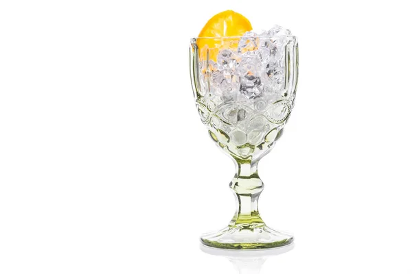 Vaso con agua fría con hielo y limón — Foto de Stock