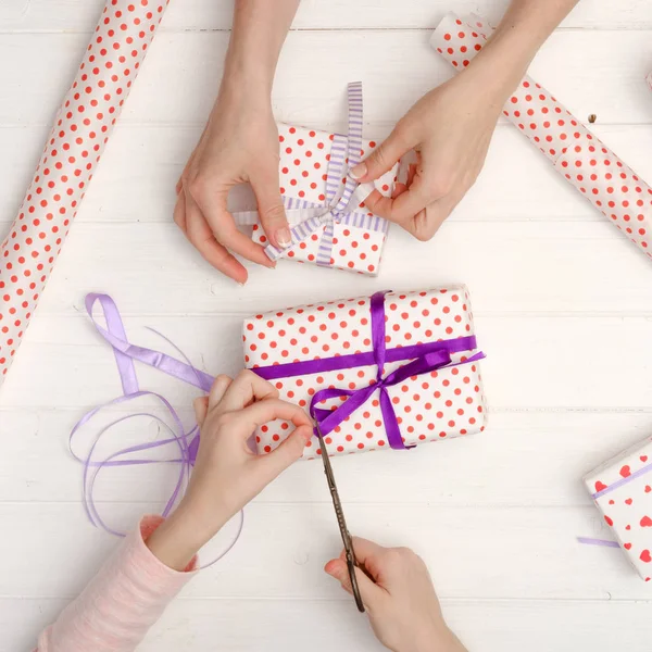 Mère et fille faisant des cadeaux — Photo