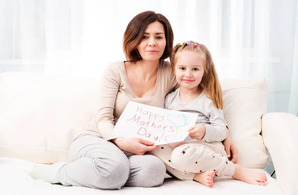 Mamá e hija sosteniendo dibujo hecho a mano — Foto de Stock