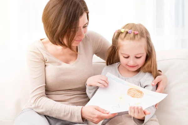 Maman souriante regardant la carte cadeau de la fête des mères — Photo