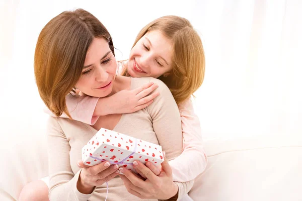 Kleines Mädchen schenkt ihrer Mutter eine Geschenkbox — Stockfoto