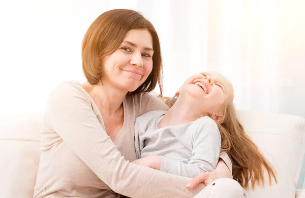 Madre e hija sonriendo — Foto de Stock