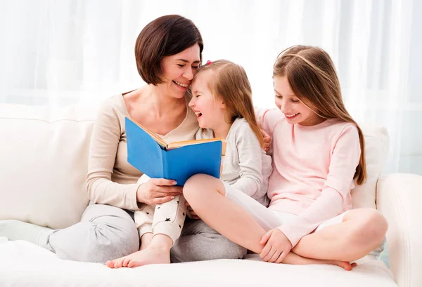 Maman et filles reaading livre pour enfants — Photo