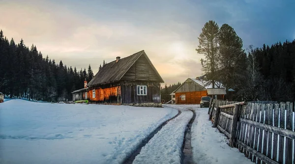 Дерев'яний сільський будинок в зимовому лісі — стокове фото