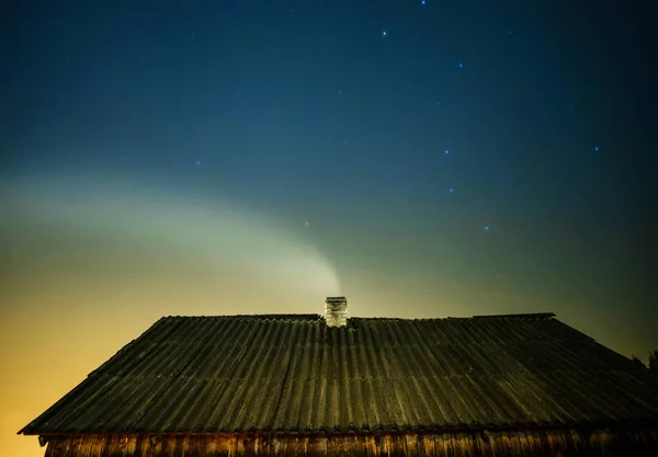 煙突の煙が、月の夜 — ストック写真