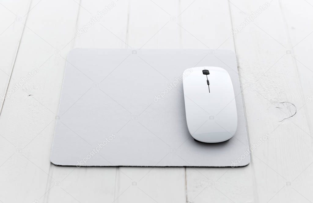 white computer mouse