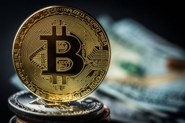 Altın bitcoin metal madeni para yığını üzerinde