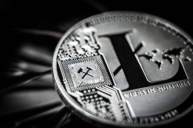 Koyu arkaplanda Litecoin madeni para